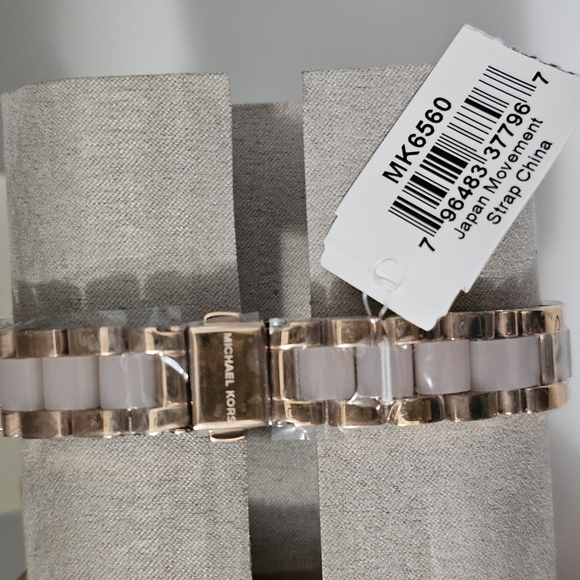 Michael Kors Women's Rose Gold Watch MK6560 Michael Kors Analog Rose Gold - Picture 2 of 8